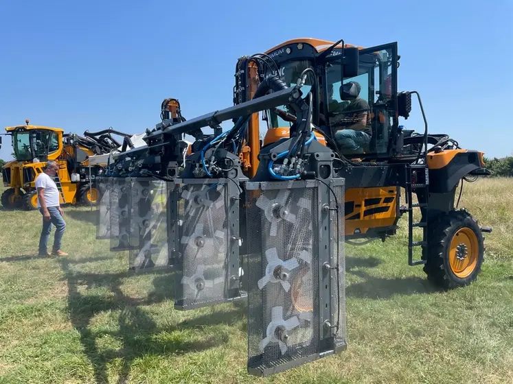 <em class="placeholder">Pulvérisateur de Tec pulvérisation lors de Démobio en Gironde en 2024</em>