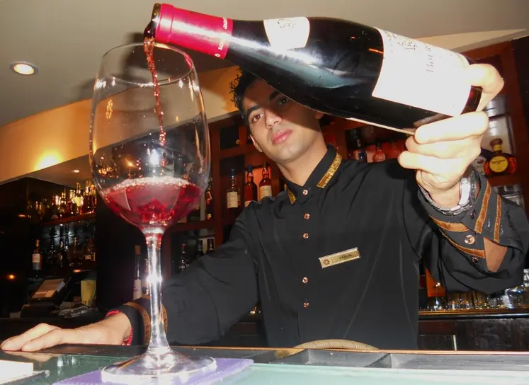 <em class="placeholder">Vin de Bourgogne commercialisé dans un bar en Inde. Pinot noir. Bouteille de vin rouge et verre. Serveur indien. Dégustation. Consommation de vins français en Asie.</em>