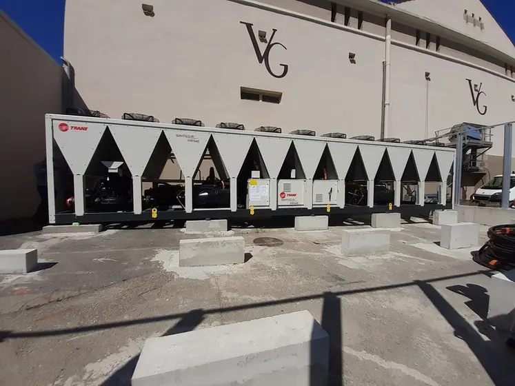 <em class="placeholder">Groupe de froid devant une coopérative vinicole</em>