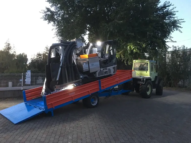 <em class="placeholder">Machine à vendanger CH 500 de CH engineering sur son plateau de transport attelé à un tracteur Mercedes MB Trac</em>