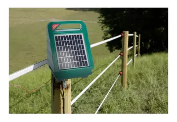 Les dernières générations d'électrificateurs solaires disposent d'un panneau intégré. © Ako