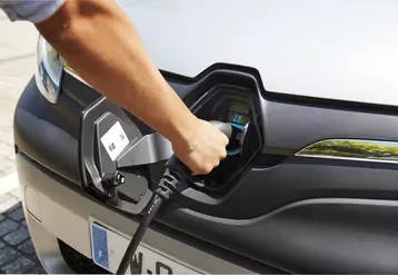Le temps de recharge d'un véhicule électrique peut être très nettement réduit par l'installation d'une Wallbox  avec des puissances de 3,7 ou 7,4 kW, voir 22 kW en triphasé. Un modèle de 7,4 kW permet de le diviser par deux en atteignant 7 heures pour une batterie de 50 kWh. © Renault