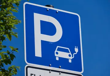 Adoptée en nouvelle lecture par l'Assemblée nationale le 17 septembre dernier, le projet de loi d'Orientation des mobilités prévoit de multiplier par 5 les points de recharge de véhicules électriques d'ici 2022. © DR