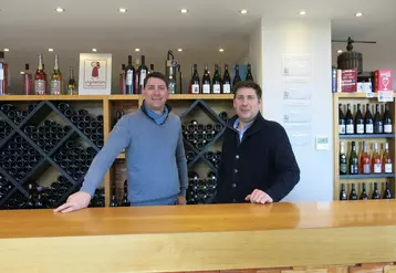 Mathieu et Guillaume Plou ont intégré le service de livraison des vins en direct pour fidéliser leur clientèle. © C. Gerbod