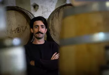 Laurent Faure  a développé sa propre gamme de balsamiques et vinaigres aromatisés mais créé aussi des produits à façon pour des vignerons à partir de leurs moûts ou vins. © Y. Kerveno