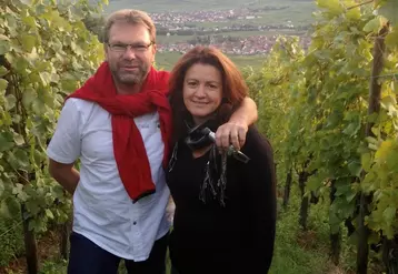 Vincent et Brigitte Fleith, vignerons à Ingersheim, en Alsace, ont fait le choix de surgreffer pour réorienter plus rapidement leur production vers des cépages plus porteurs.  © Domaine Fleith