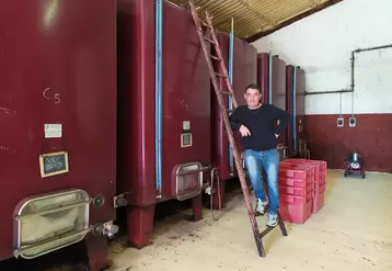 Cédric Laugé, vigneron à Faugères, produit exclusivement des vins rouges qu'il vinifie en cuve béton de 105 hl, sans thermorégulation. © J. Gravé