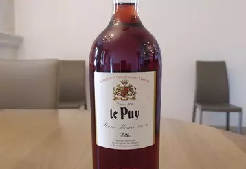 Loin des standards, le rosé de saignée du Château Le Puy présente une couleur soutenue. © J. Gravé