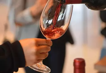 L'une des propositions de l'INCa est d'harmoniser la fiscalité appliquée aux différents alcools. Une mesure qui inquiète alors que le vin bénéficie d'une fiscalité avantageuse. © P. Cronenberger