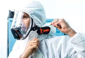 Sur les masques ventilés de protection respiratoire Cleanspace, l'unité de filtration est équilibré avec le masque avant.  © Cleanspace