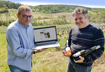 Laurent Bellion (à droite), viticulteur en appellation côtes-du-rhône-villages-séguret, a fait appel à Thierry Favre (à gauche), pour gérer sa communication sur les réseaux sociaux. Un investissement qu'il juge indispensable pour développer la vente en bouteille.  © E. Brugvin
