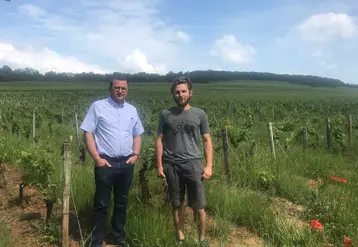 Marc Sangoy, viticulteur (à gauche) et Anthony Bernigaud, riverain, sont désormais reliés à travers l'appli Agricivis. Elle est basée sur un principe de géolocalisation des parcelles. © C. Félix
