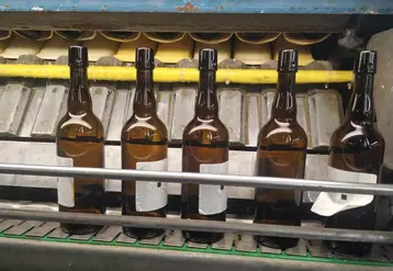Bout' à Bout' mène avec Citeo une expérimentation visant à étiqueter, stocker puis laver des bouteilles dont les étiquettes combinent différents choix, puis à observer la plus ou moins grande facilité à les enlever.