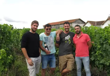 Partenaires de Vignobles Gabriel & Co dirigé par Jean-François Réaud (2e en partant de la gauche), les vignerons Damien Dupuy, Vincent Bousseau et Thomas Novoa (de gauche à droite) produisent des vins labellisés Fair for Life. 