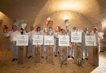 Six coulages en béton de terre en provenance des vignobles entourant Chablis ont été réalisés lors de la cérémonie de la pose de la première pierre du site chablisien de la Cité des vins et des climats de Bourgogne, le 9 septembre dernier.