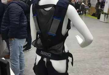 Le Liftsuit d'Auxivo est un exosquelette textile léger et compact, qui soutient les muscles du dos et des hanches lors du travail en position penchée vers l’avant.
