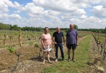Tout en augmentant l'activité de son entreprise, la SCEA constituée par Jean-Jacques Biteau (au centre) pour reprendre 20 hectares de vigne permet à ses salariés d'accéder à du foncier. C'est le cas pour Nathalie (à gauche) et Jean-Luc Rembert (à droite). 