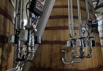 En installant les équipements adéquats, il est possible d'automatiser entièrement la phase de fermentation alcoolique, même sur des cuves existantes.