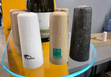 La coiffe en papier de Vipalux est une demande du Syndicat général des vignerons de Champagne pour trouver une alternative écologique aux coiffes non recyclables.