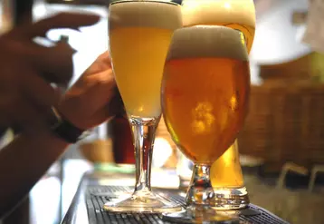 consommation de bière / brasserie alsacienne / Le Temple de la Bière / bar / comptoir / zinc / pression / différentes couleurs de bière