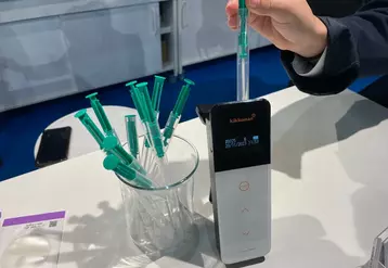 Le Lumitester Smart donne une idée de la propreté des surfaces au chai en une dizaine de secondes.