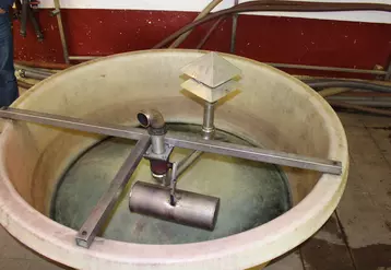 Un flotteur, installé sur une bassine d'environ 8 hl permet de stopper le remontage.