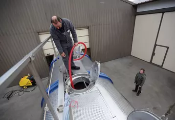 Viticulture. Commercialisation du vin. Vente en vrac au négoce. Chargement de vin dans un camion citerne de 28 000 litres depuis le chai d'un vigneron. Enlèvement de vin ...
