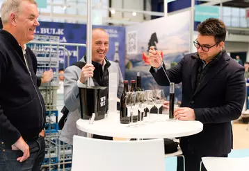 Le salon World Bulk Wine Exhibition d’Amsterdam permet aux gros vraqueurs de nouer des contacts avec des acheteurs d'Europe, notamment d'Europe du Nord, d'Amérique du ...