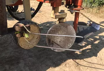 Ce tâteur fixe réalisé avec une dent d'andaineur de fenaison permet de coucher les herbes qui pourraient déclencher le tâteur hydraulique de l'intercep.