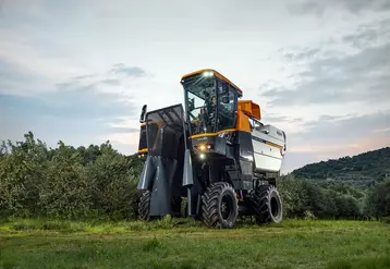 Pellenc dévoile la machine de récolte Optimum XXL80, qui convient aussi bien à la récolte des olives et amandes en cultures super-intensives avec la nouvelle tête de récolte Arbo'Process, qu'en vendange avec la tête de récolte Selectiv'Process. 