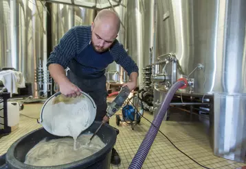 Avec certaines précautions lors de la préparation du collage, il est possible de diminuer les doses de bentonite. Il est recommandé de réhydrater la bentonite par ajouts ...