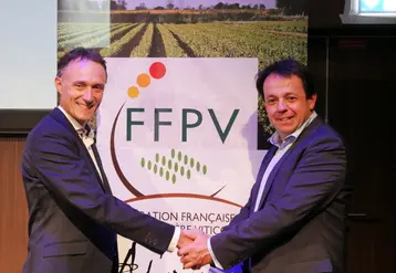<em class="placeholder">Christophe Raucaz et David Amblevert échangent une poignée de main à l&#039;occasion de la passation de la présidence à la FFPV.</em>