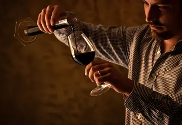 <em class="placeholder">François-Xavier Nicolas, négociant de la Maison François-Xavier Nicolas, à Orange, dans le Vaucluse, assemble différents millésime pour produire sa cuvée Solera.</em>