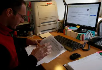 <em class="placeholder">Vigneron telédeclarant sur le logiciel Gamma des douanes la quantité de vin de Champagne qu&#039;il vient de charger dans le camion du transporteur en vue de son envoi aux USA. ...</em>