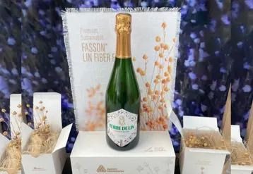 <em class="placeholder">Étiquette en lin Fasson Lin Fiber sur une bouteille de champagne.</em>