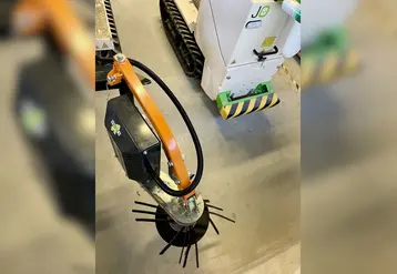 <em class="placeholder">Epampreuse électrique Naotech sur robot à chenilles Jo de Naio Technologies.</em>