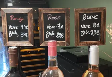 Du vin proposé au verre ou en bouteille dans le bar d'un hôtel.