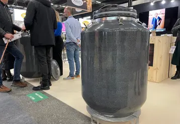 <em class="placeholder">Jarre en granit au salon Vinitech.</em>