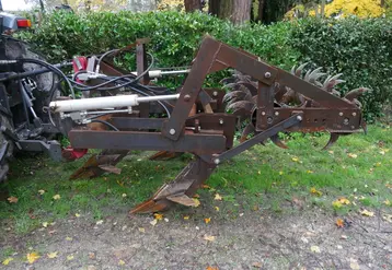 <em class="placeholder">Outil Réhabilitator pour les vignes attelé à un tracteur vu de côté.</em>