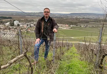 <em class="placeholder">Joseph Malfait dans les vignes de Champagne.</em>