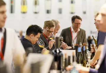 Dégustation de vin sur un stand du salon ProWein à Dusseldorf