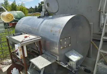 <em class="placeholder">Le tank à lait récupéré par Laurent Rousseau fait office de mélangeur pour les bouillies phyto.</em>