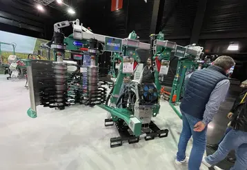<em class="placeholder">Prétailleuse Clemens sur châssis Twin Peaks au salon Vinitech 2024 </em>