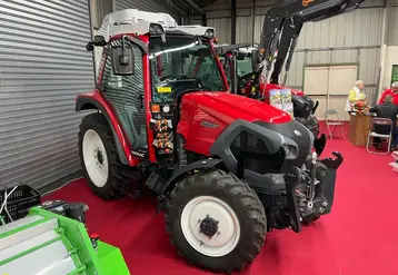 <em class="placeholder">Tracteur Lindner Lintrac 100 avec pont avant suspendu et surpressurisation de cabine de catégorie 4. </em>