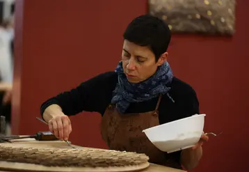 <em class="placeholder">Mosaïste, sœur Samuelle a enrichi son savoir-faire en travaillant avec du bois issu de merrains.</em>