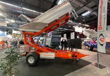 <em class="placeholder">Benne vibrante élévatrice Simonneau au salon Vinitech Sifel 2024</em>
