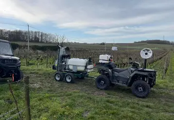 <em class="placeholder">Quad Polaris Sportsman 570 et pulvérisateur autonome Carrarospray monté sur châssis traîné. </em>