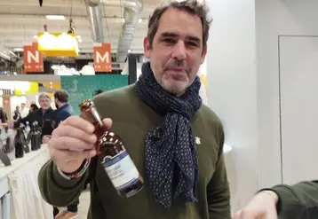 <em class="placeholder">Julien Henry, vigneron du domaine Isle Saint Pierre et son vin Doux comme un agneau</em>