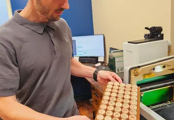 <em class="placeholder">Vincent a quitté son métier d&#039;électricien pour se lancer dans le gravure laser sur bois  </em>