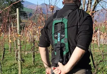 <em class="placeholder">Opérateur dans les vignes réglant la tension d&#039;un exosquelette Bisko</em>